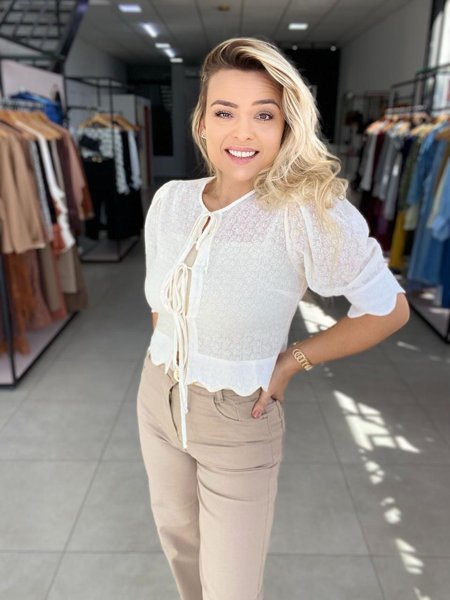 BLUSA BATA NUVEM BRODERIE FLOR | Emiliah Store Ltda