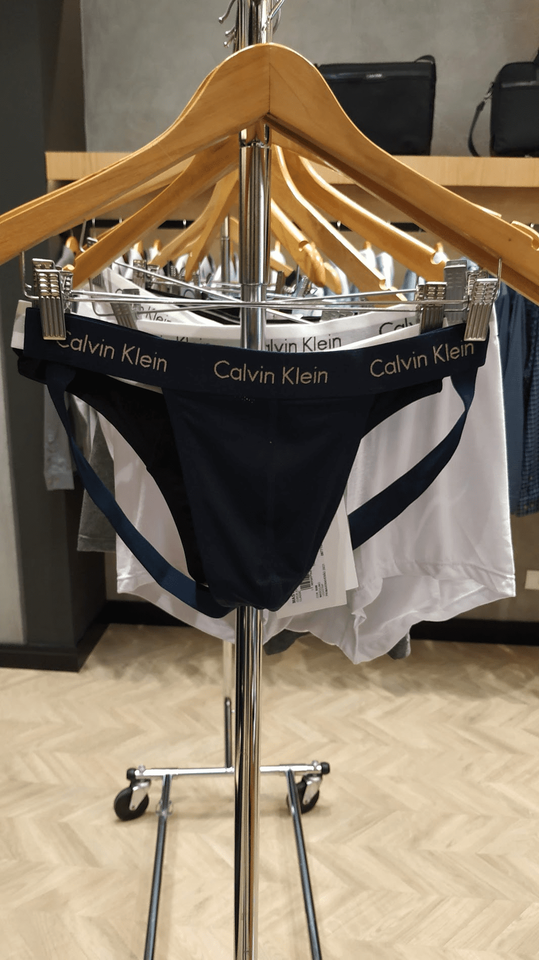 Top Calvin Klein Performance CK sem Costura Fitness com Bojo Preto - Compre  Agora