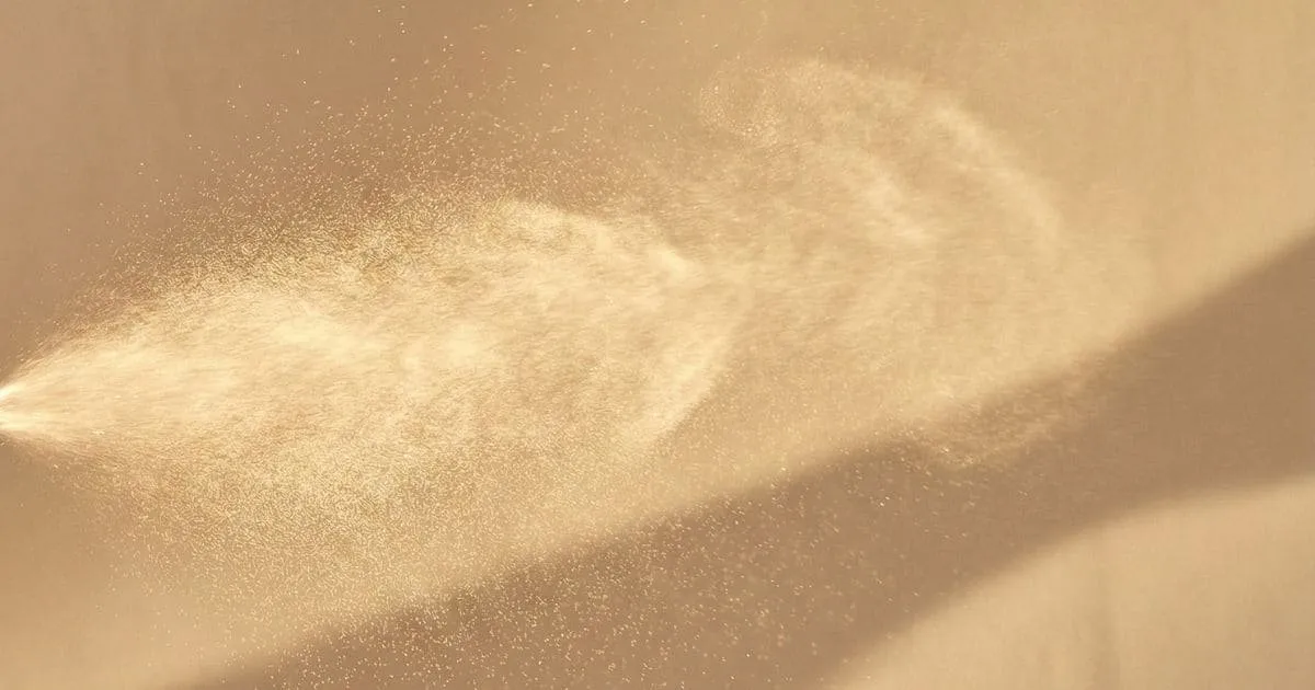 Rastro dourado simbolizando projeção e fixação de perfumes árabes unissex.