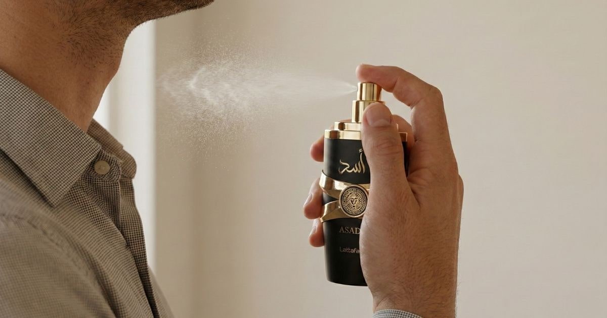 Homem aplicando o perfume Lattafa Asad no pescoço antes de uma noite de encontro