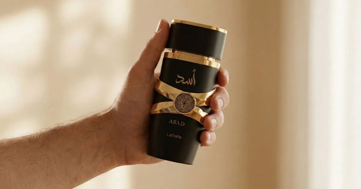 Lattafa Asad: Resenha do Perfume Árabe Masculino 2 Frasco do perfume Lattafa Asad na mão masculina em foto realista, pronto para ser aplicado