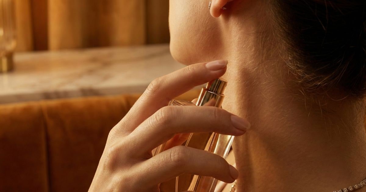 Onde aplicar perfume atrás da orelha para criar rastro delicado e aumentar a fixação