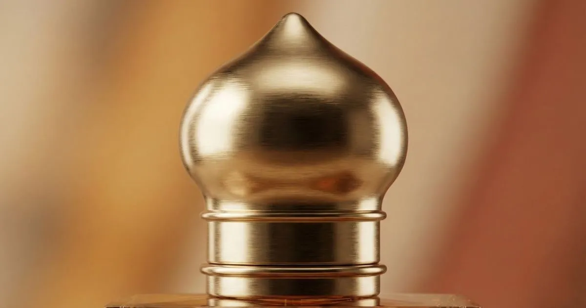 Como Identificar Perfumes Árabes Originais 3 Detalhe de tampa metálica e acabamento premium em perfume árabe original.