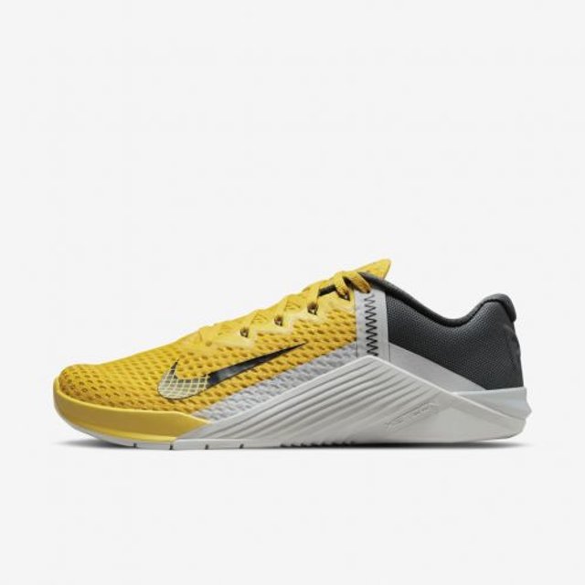 tenis nike cinza com amarelo