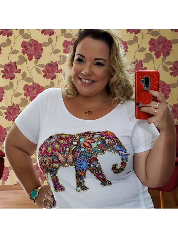 Camiseta Feminina em Meia Malha com Bordado de Elefante - Você