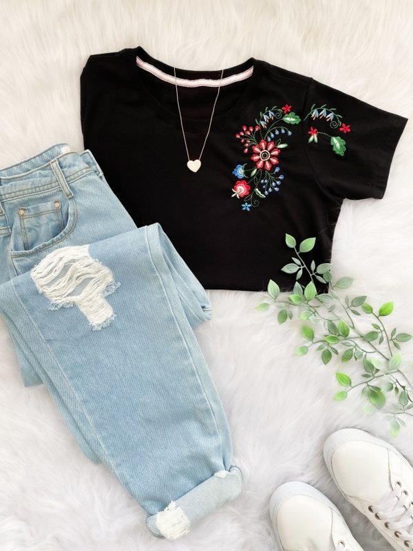 T-SHIRT FLORES BORDADAS PRETA | Fulô T-Shirts T-SHIRT FLORES BORDADAS PRETA | Fulô T-Shirts