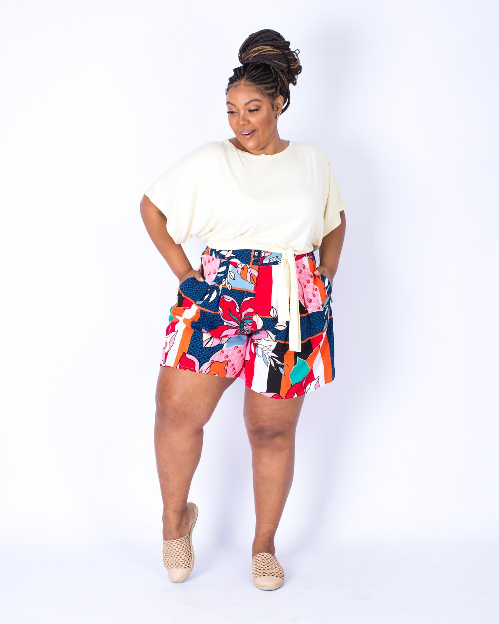 SHORTS PLUS SIZE ESTAMPADO COM BOTÕES