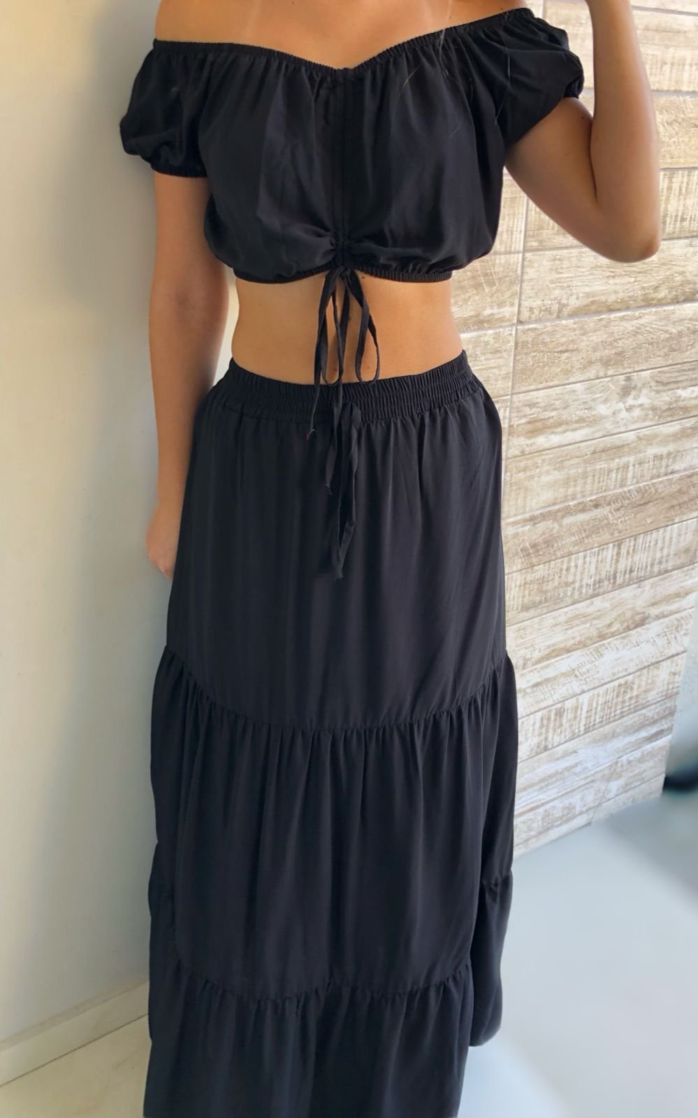 Cropped e hot sale saia longa preta