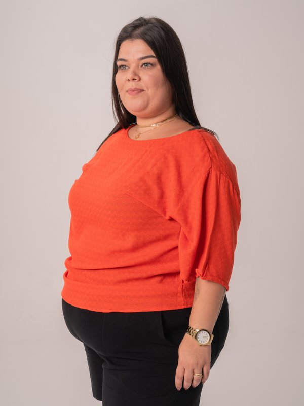 blusa-verao-textura-laranja-cor-tendencia-detalhe-costas-mangas-amplas-plus-size-2