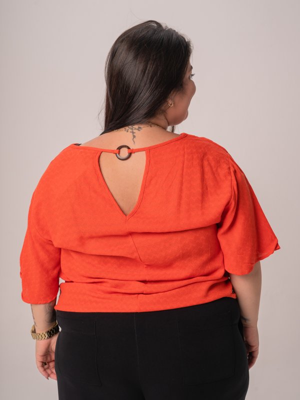 blusa-verao-textura-laranja-cor-tendencia-detalhe-costas-mangas-amplas-plus-size-3