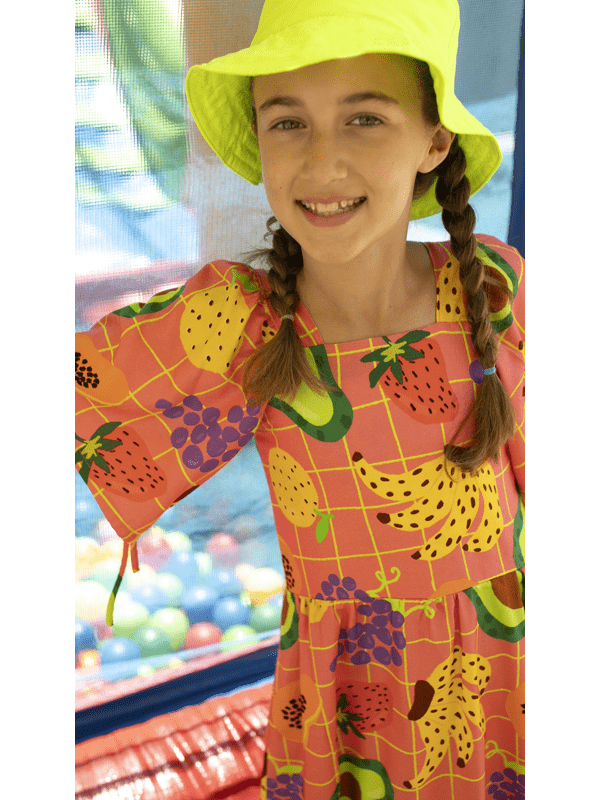 vestido-menina-estampa-frutas-coral-1