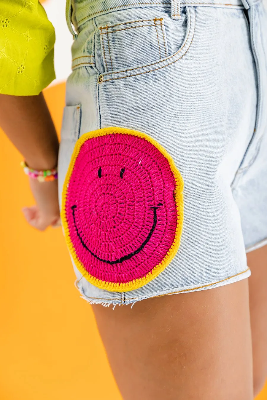 short jeans hot pants com bordado smile TLF JEANS