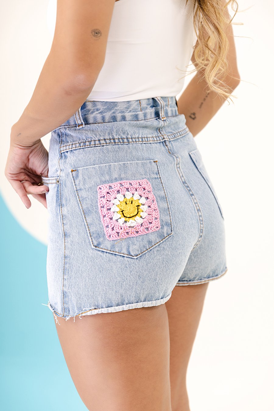 short jeans com bordado traseiro em crochê TLF JEANS