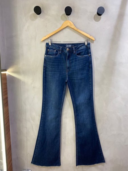 calca-jeans-flare-barra-corte-a-fio-charry-3