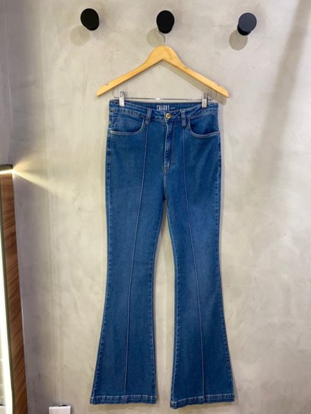 calca-jeans-flare-com-friso-frente-charry-1