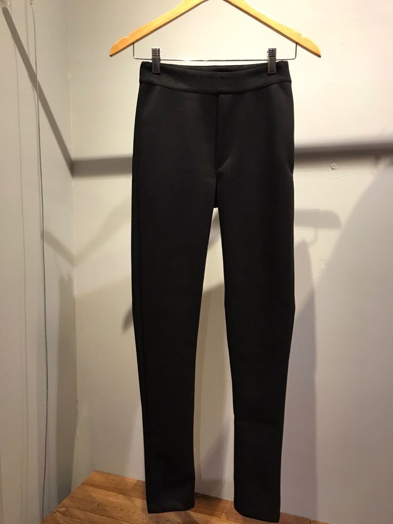 Calça preta best sale suede