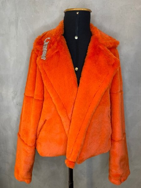 casaco-cropped-com-broche-laranja-charry-4
