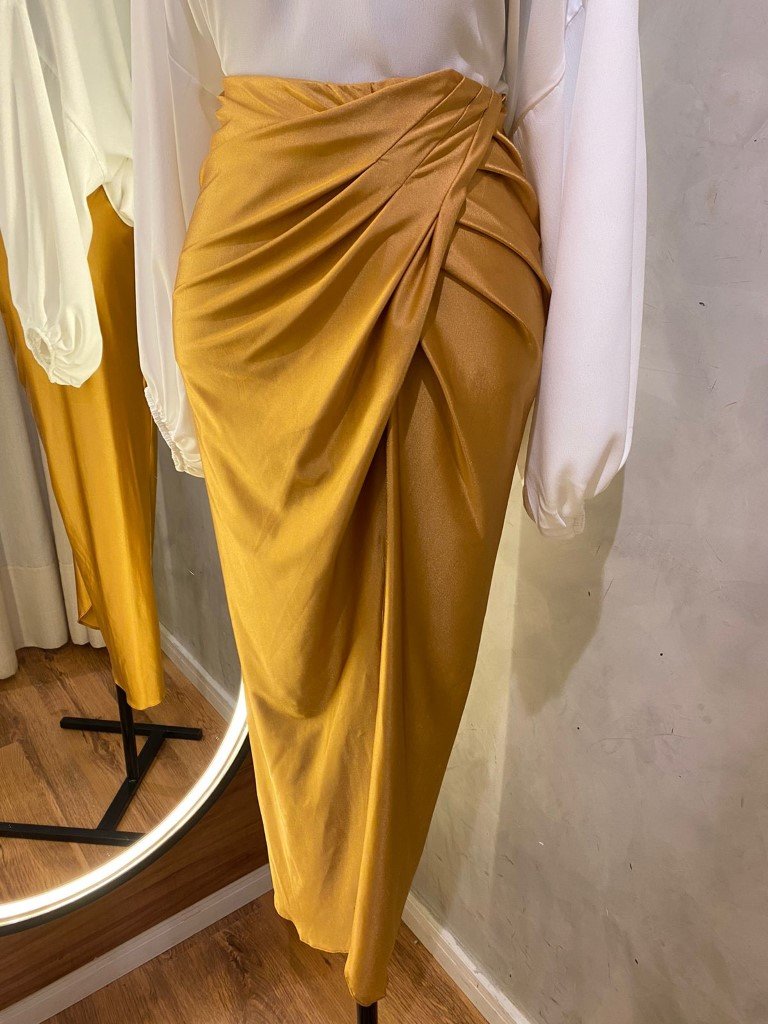 Saia Midi Assim trica Dourada Charry Sonho de Consumo