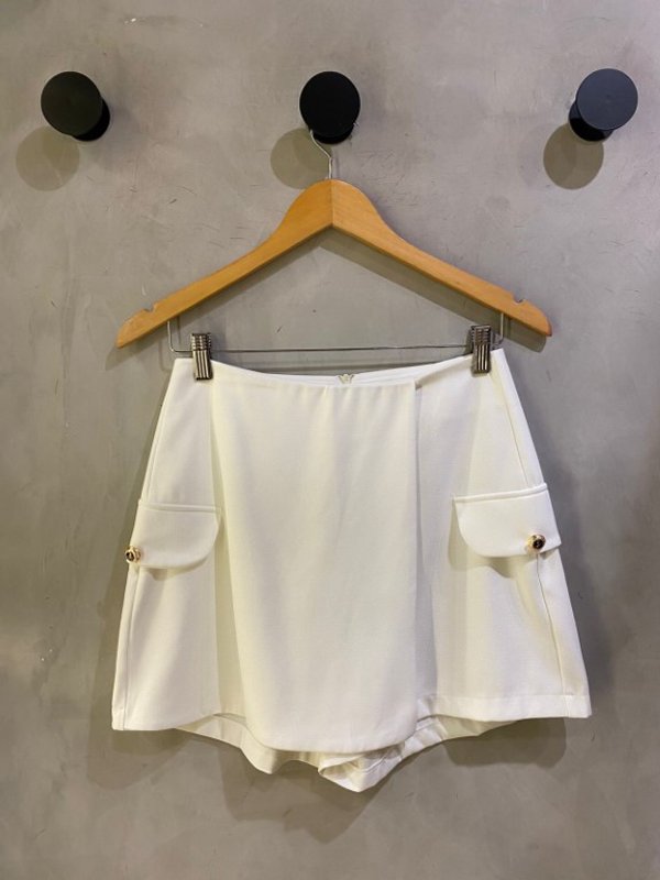 short-liso-com-botoes-off-white-charry-1
