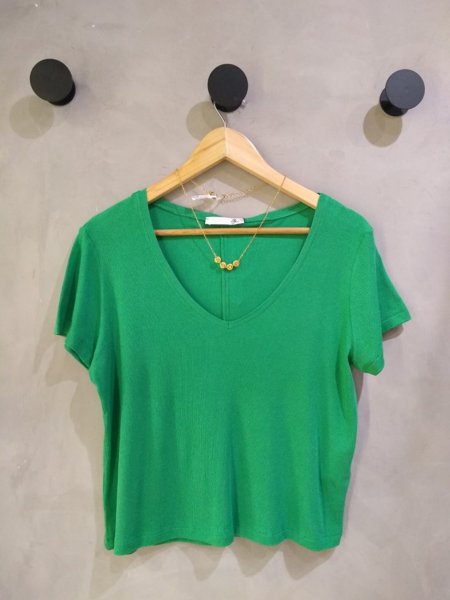 t-shirt-decote-v-verde-bandeira-sly-wear-1