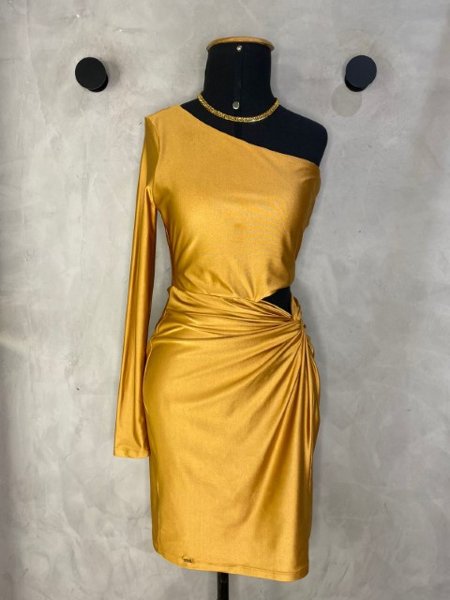 vestido-curto-manga-unica-com-recorte-dourado-charry-4