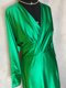 vestido-longo-naomi-acetinado-com-torcao-verde-esmeralda-charry-4