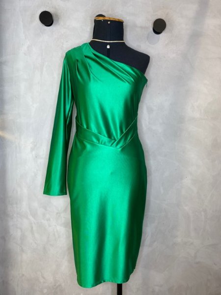 vestido-midi-ombro-unico-verde-esmeralda-charry-1