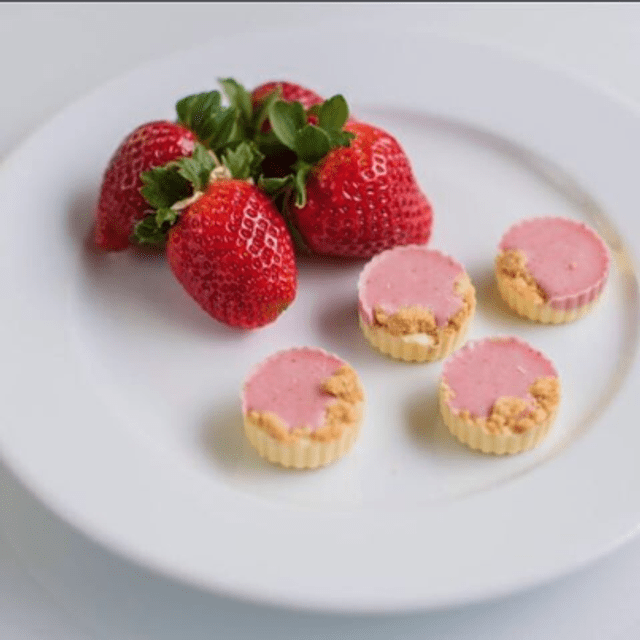 Doces Importados da Alemanha - Momami Cake Chocs - Mini Bolos Crocantes Sabor Cheescake de Morango