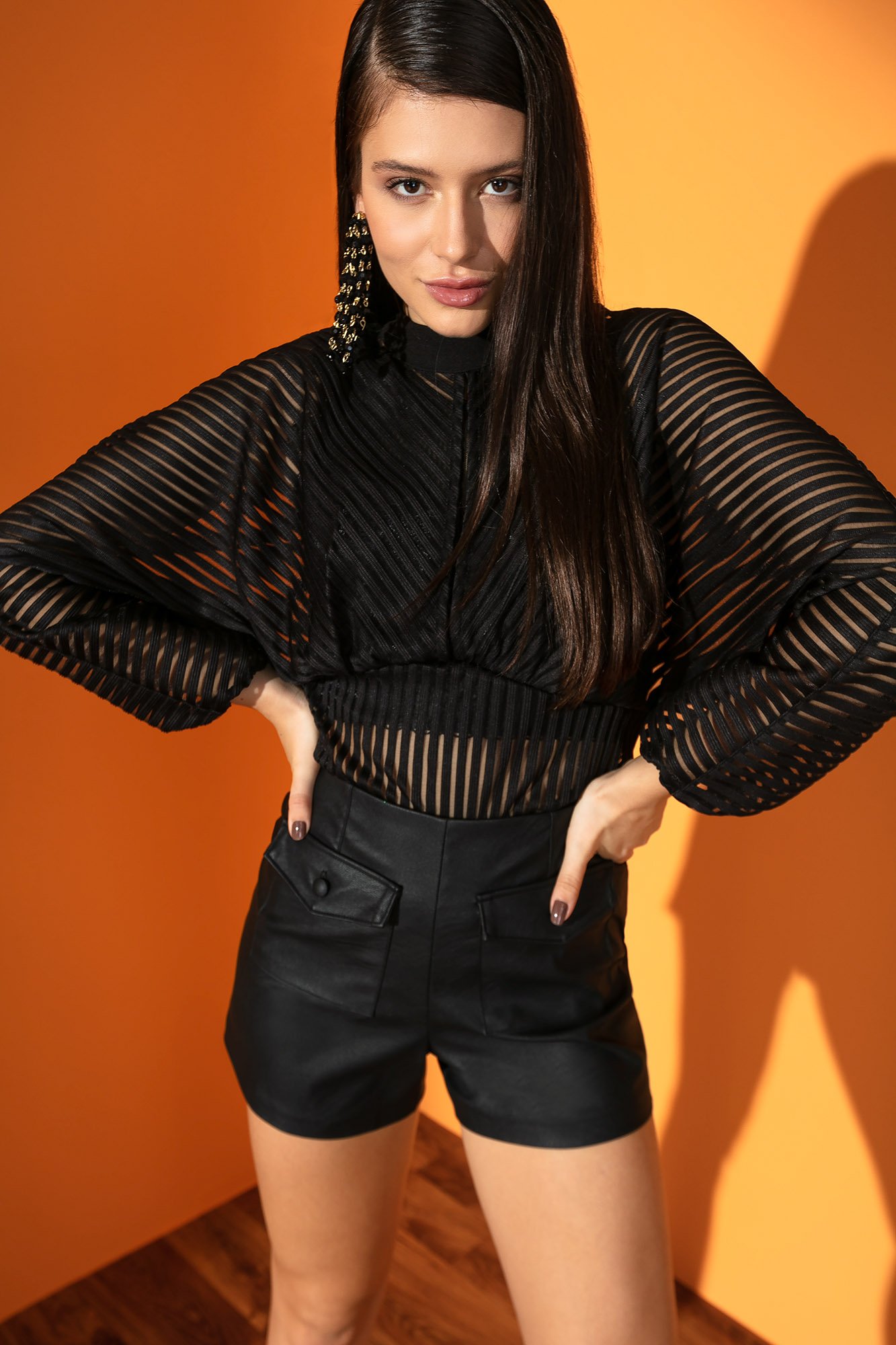 blusa transparente gola alta