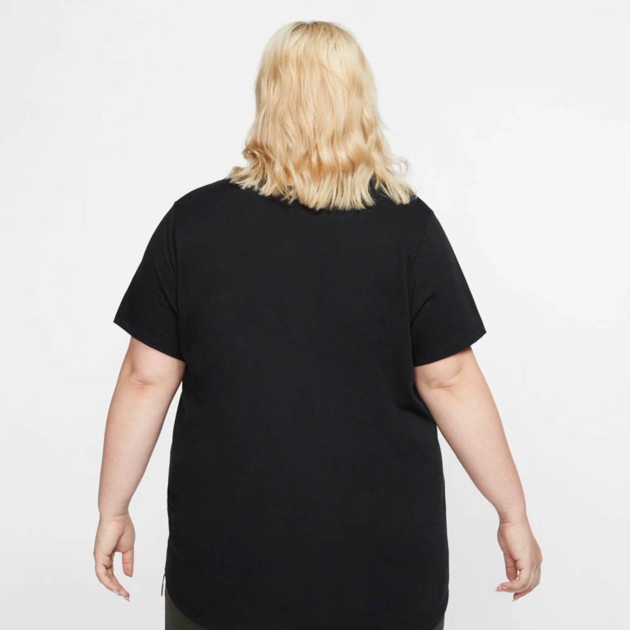 camiseta-nike-plus-size-sportswear-essential-feminina-cj2301-530-preto-b