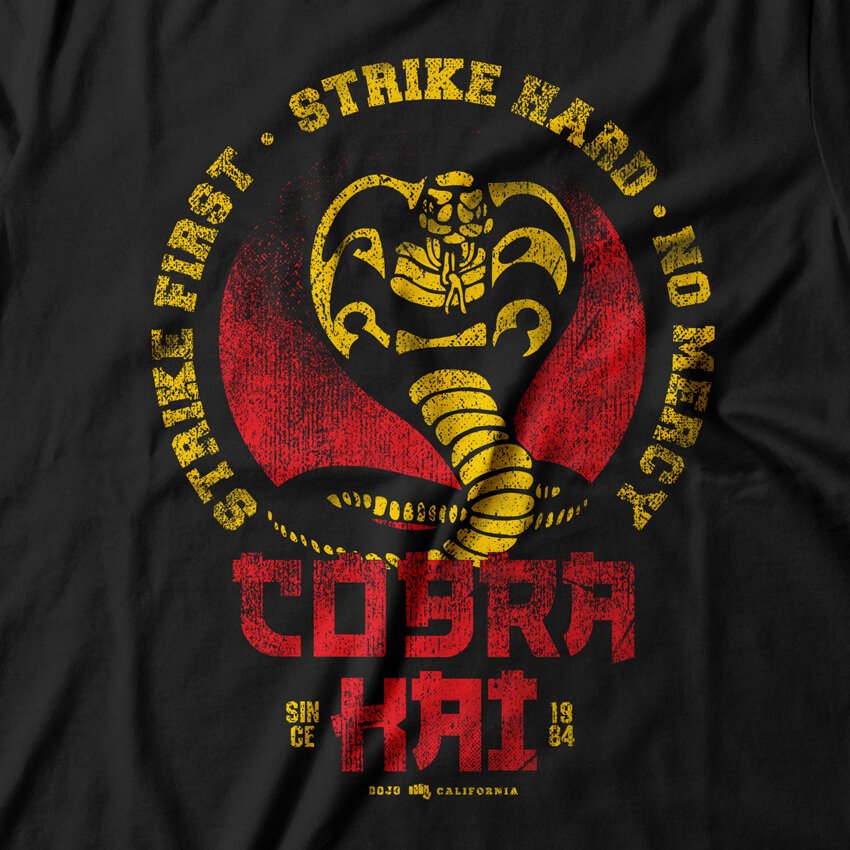 Camiseta baby look feminina cobra kai série netflix fuzão nerd em