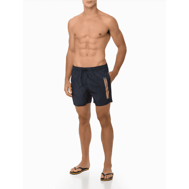 shorts-de-praia-logo-light-stripes-calvin-klein-marinho-modelo