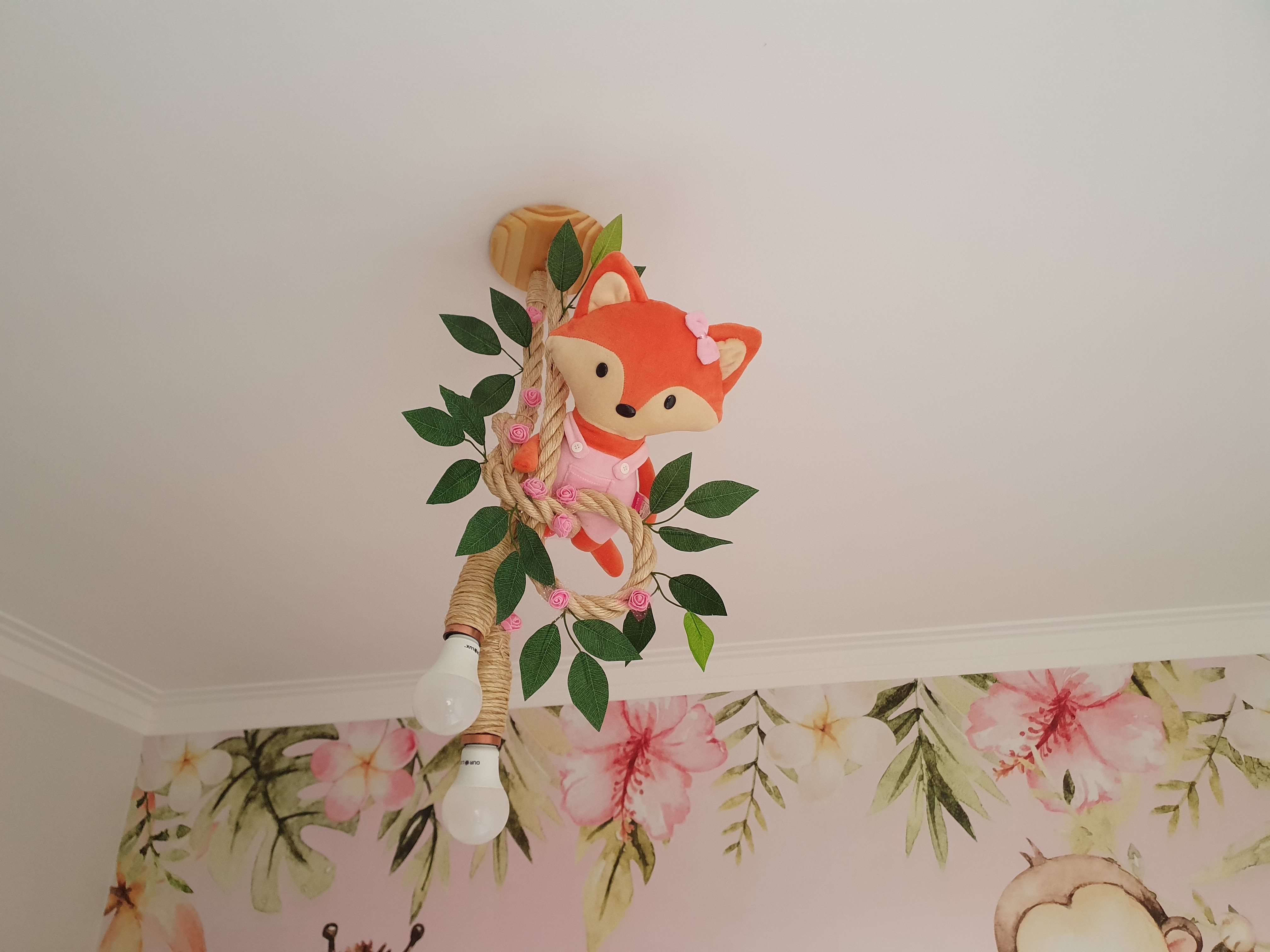 LUMINÁRIA DE TETO DUPLA COM FOLHAS, ROSAS E RAPOSINHA MENINA Quiosque