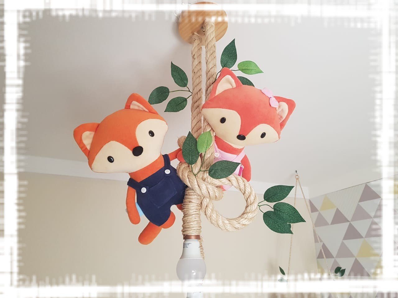 LUMINÁRIA DE TETO DUPLA COM FOLHAS E CASAL DE RAPOSINHAS Quiosque