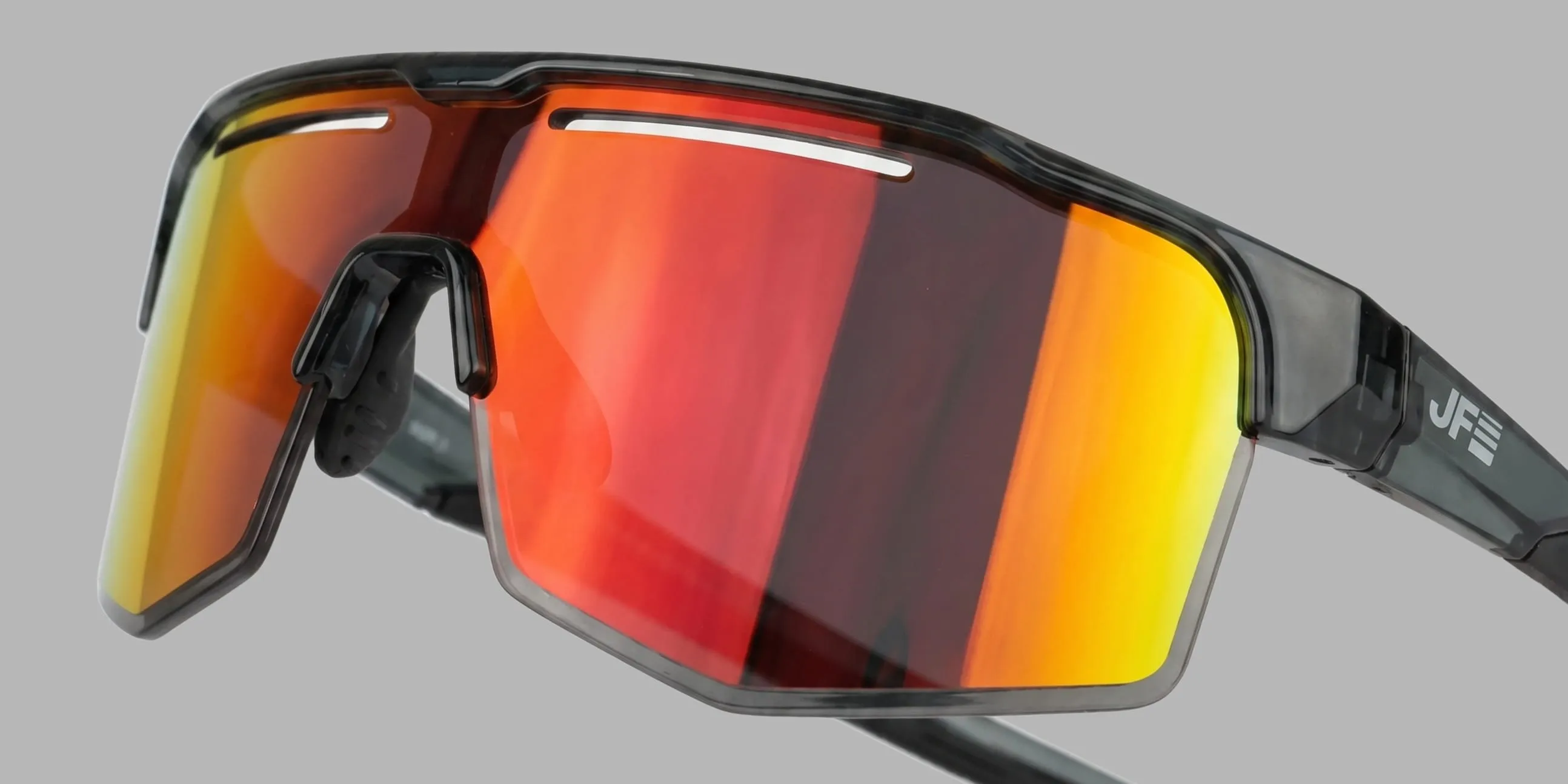 Detalhe da lente C3 em close, reflexo vermelho e laranja