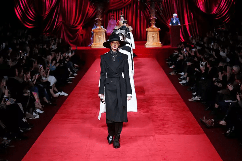 Dolce & Gabbana aposta em menos cor e mais elegância no outono 2020