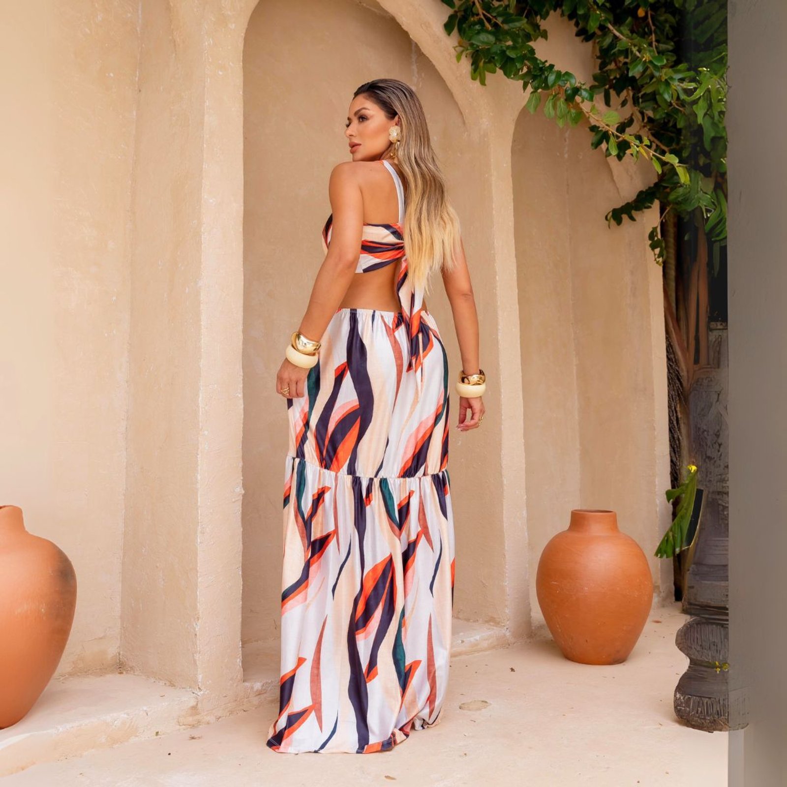 Vestido Longo Feminino Vazado na Cintura Alçinha e Faixa de