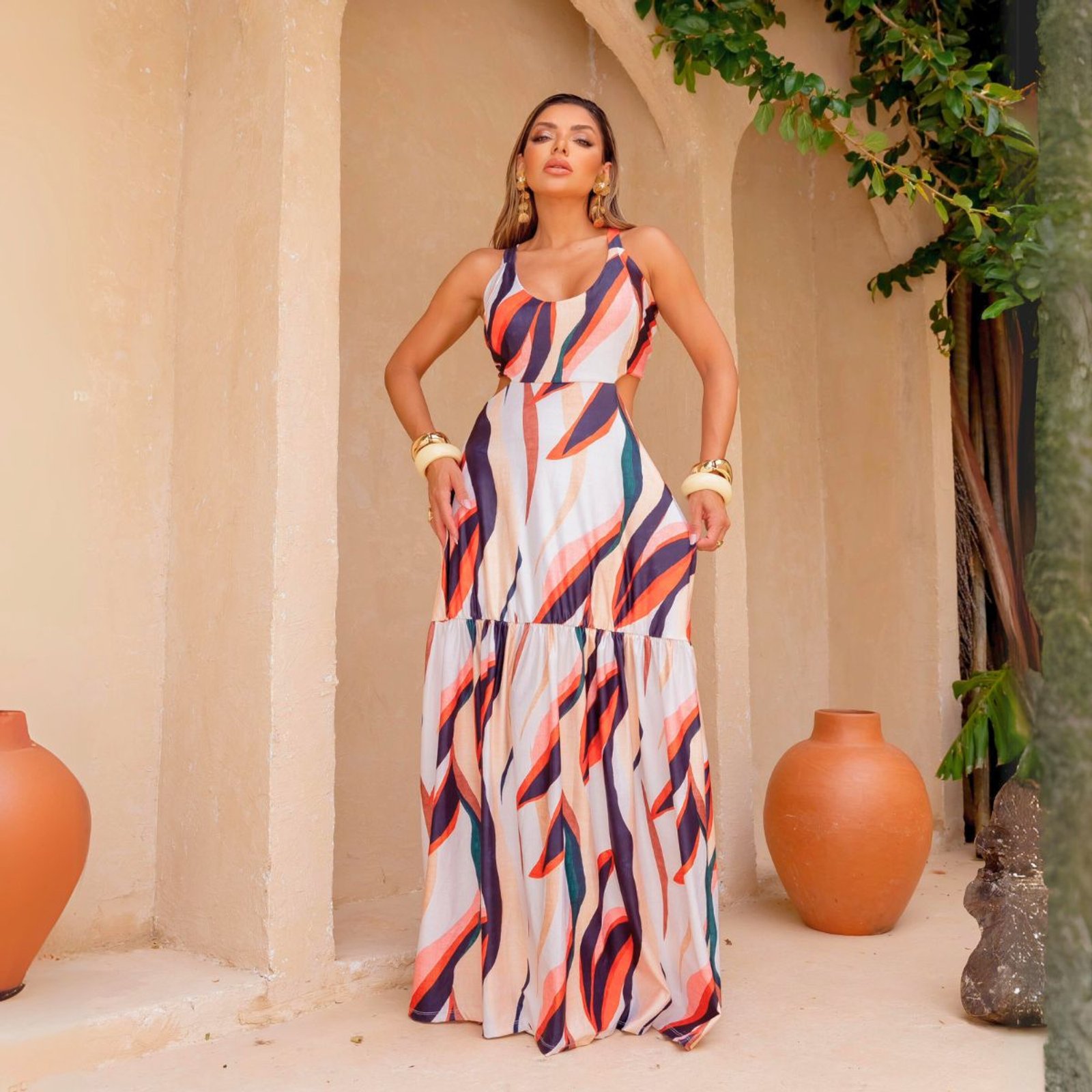 Vestido Longo Feminino Vazado na Cintura Alçinha e Faixa de