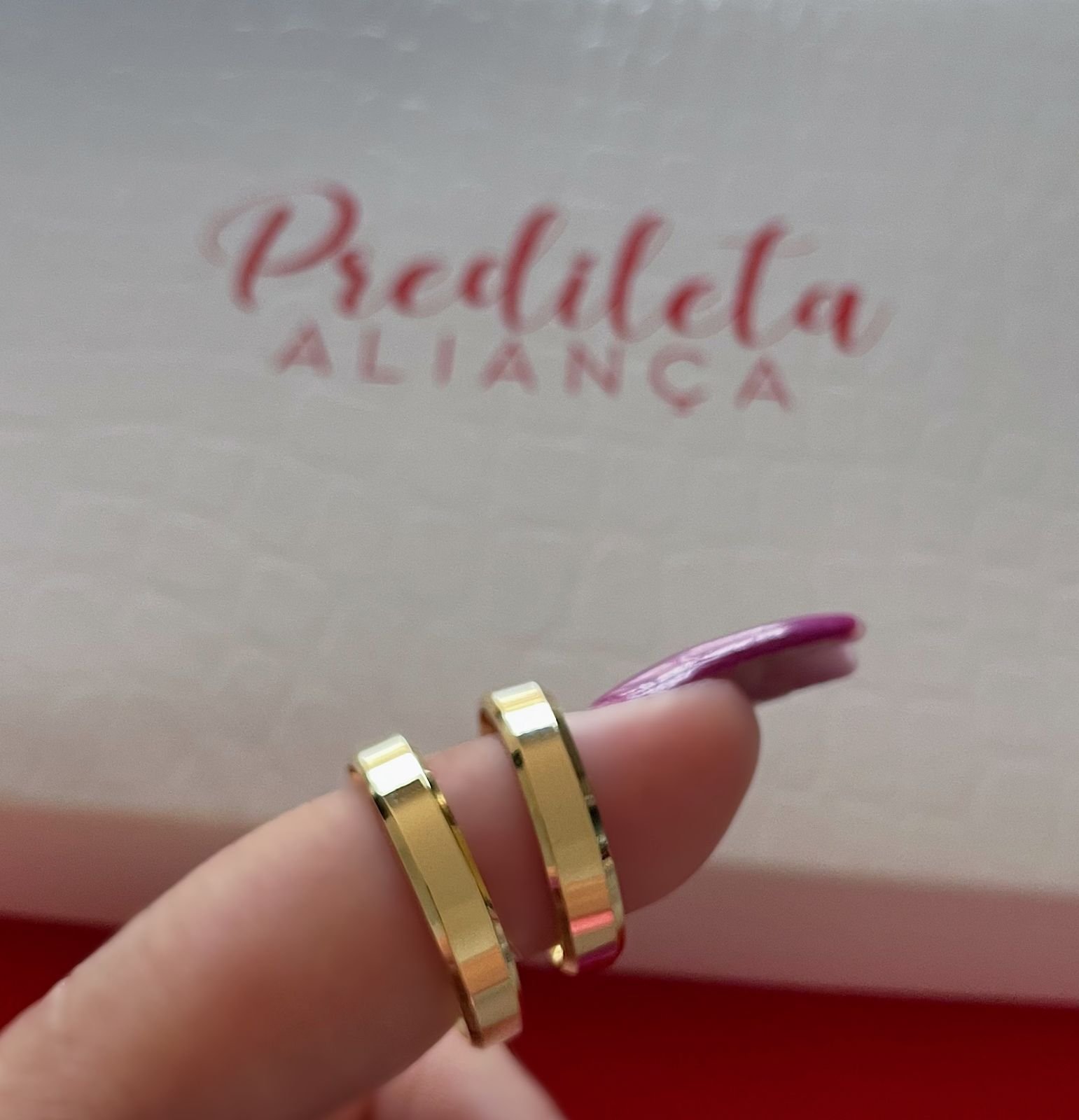 Anéis De Casamento E Flores Românticas Na Superfície De Madeira  Demonstrando Amor E Compromisso Foto de Stock - Imagem de amor, tabela:  391943196, image size:1541x1600