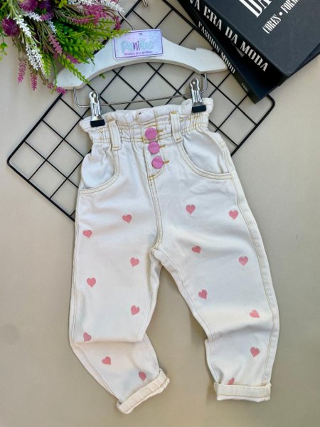 Calça Mom Jeans Menina Infantil Off com Elástico na Cintura e Corações Rosa