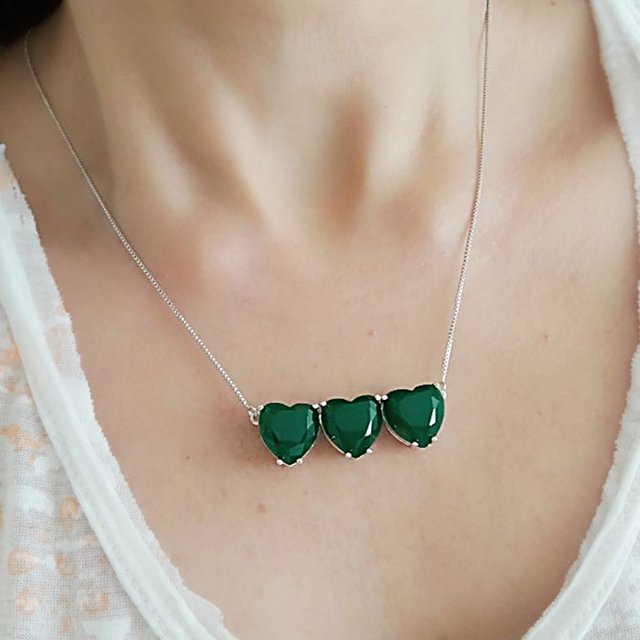 Colar Corações Prata Verde Esmeralda Semijoia Fina em Ródio Branco