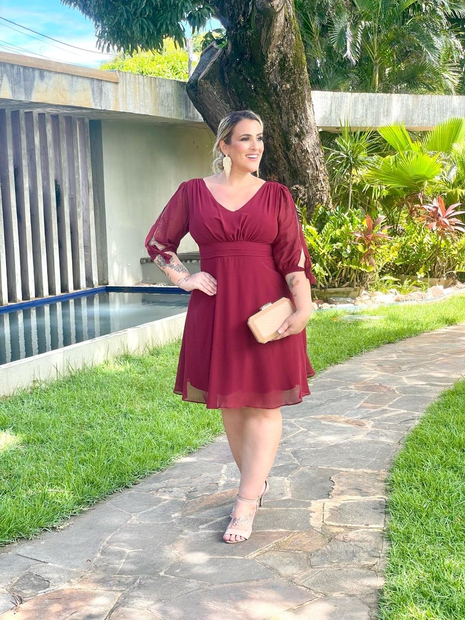 Vestido Curto  Marsala em Chiffon com Manga 3/4 de Amarrar Pala na Cintura.