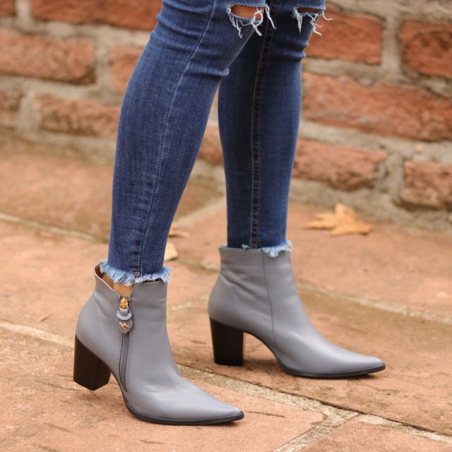 Bota Feminina Cano Curto com Zíper Dina Mirtz Melania Benett