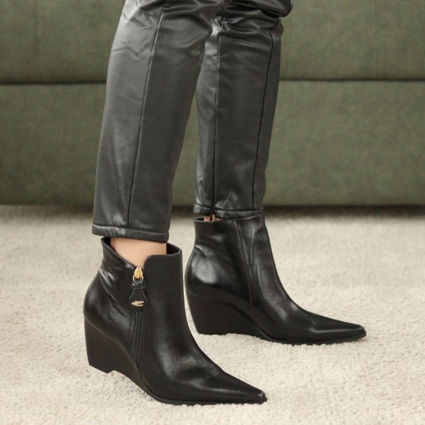 Bota Feminina Cano Curto com Zíper Dina Mirtz (Salto Anabela