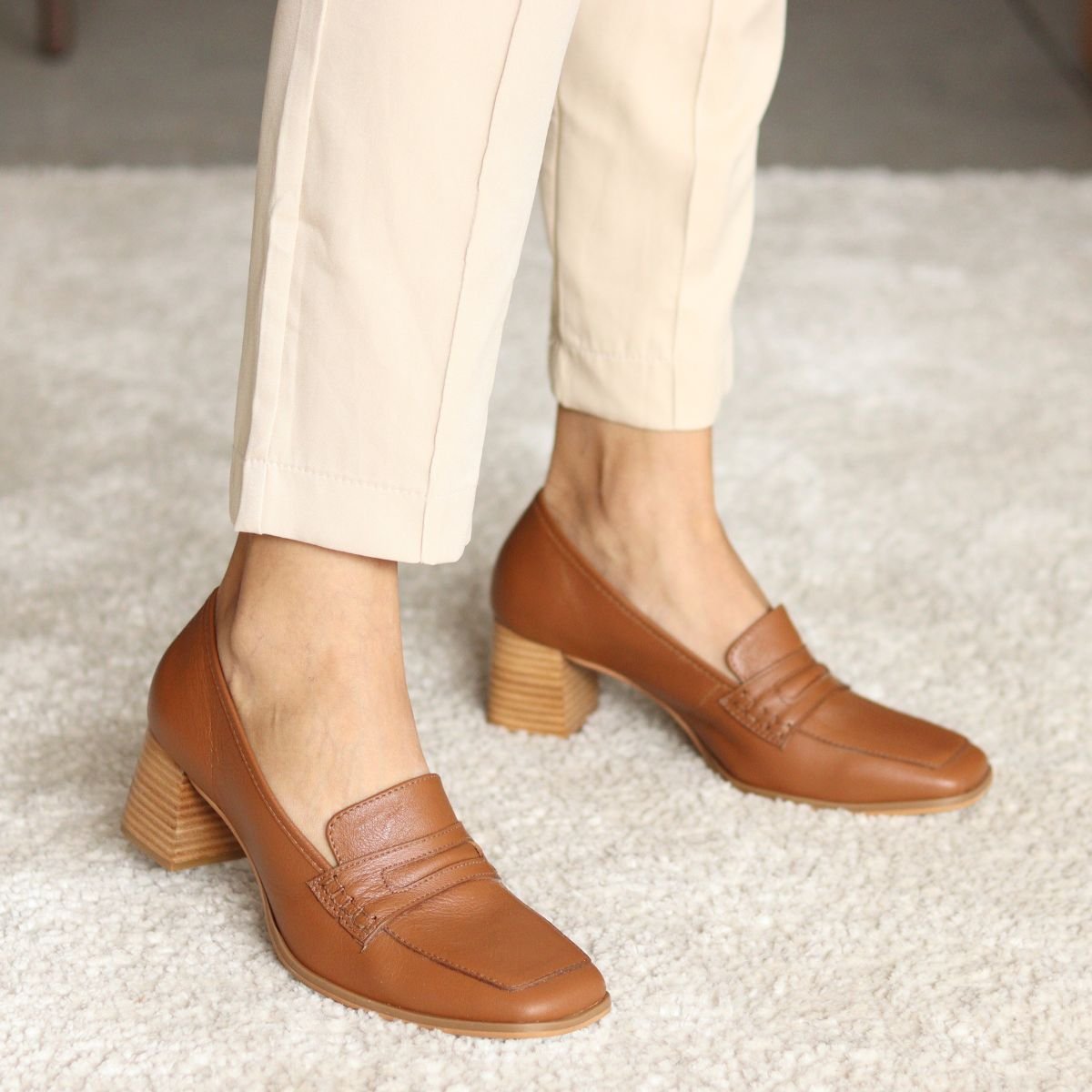 mocassim-com-salto-bico-