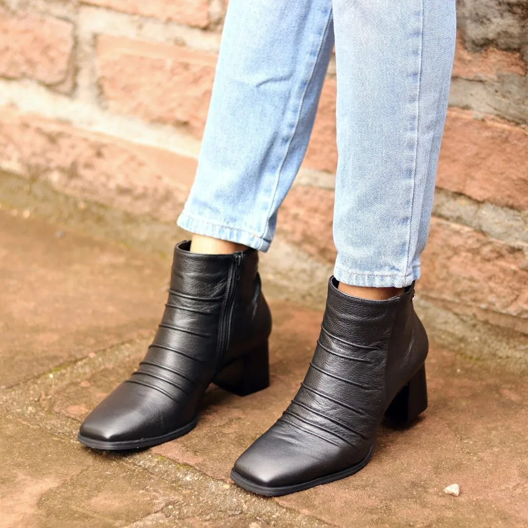 Bota Bico Quadrado Detalhe em Rugas Dina Mirtz Melania Benett