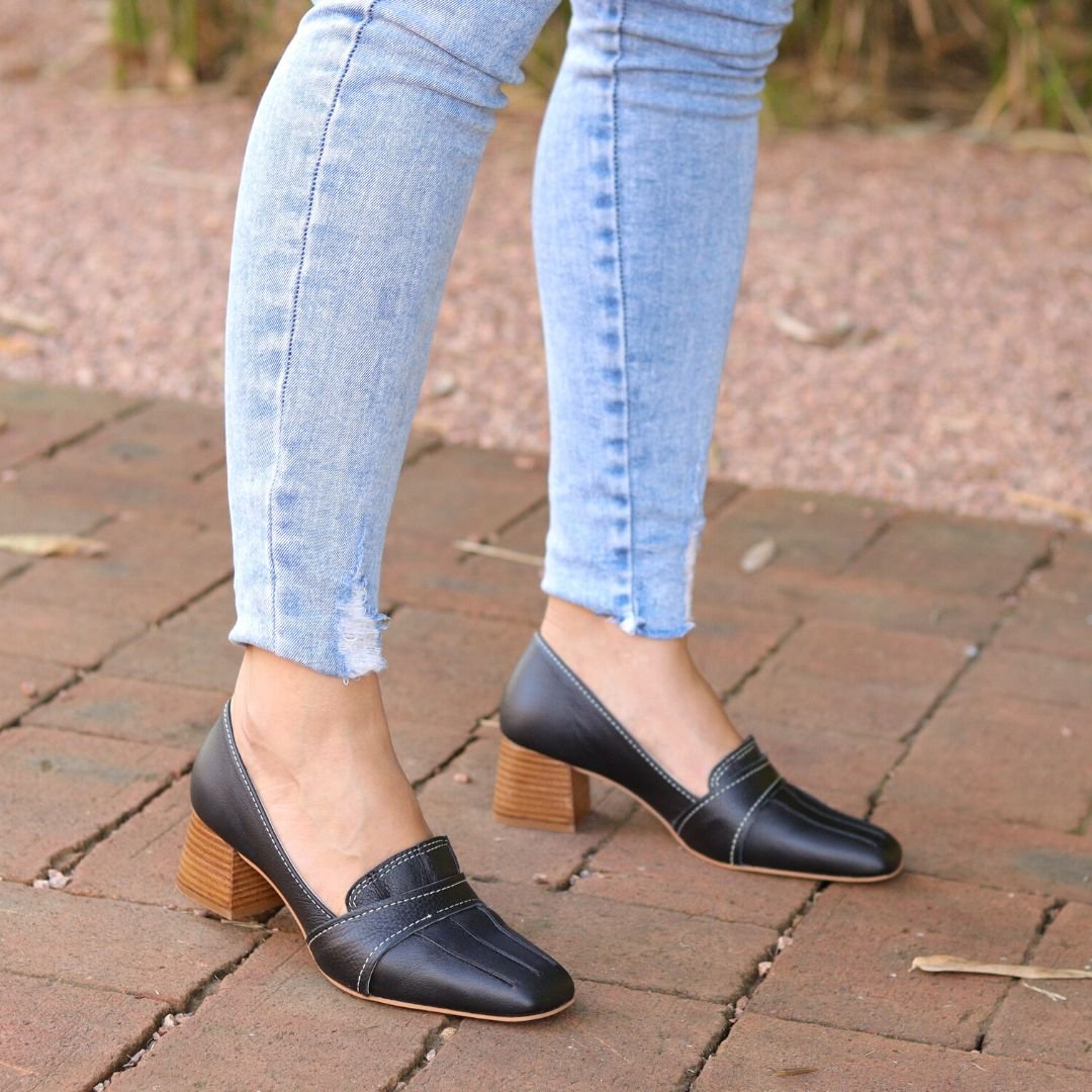 Scarpin Bico Quadrado Detalhe Costuras Dina Mirtz | Melania Benett