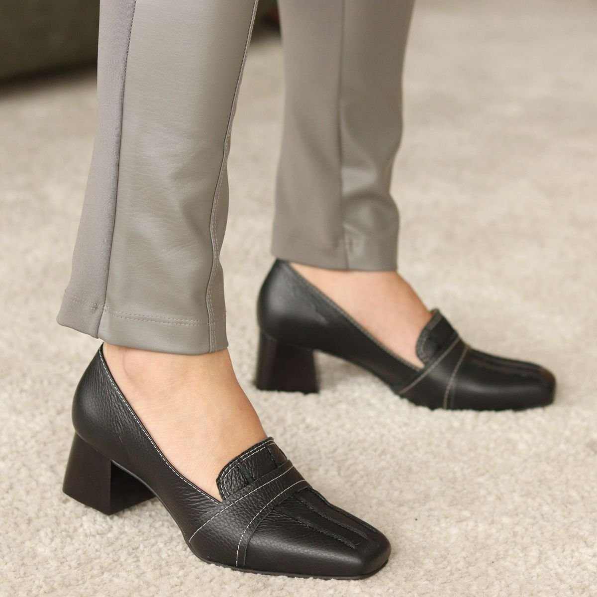 Scarpin Bico Quadrado Detalhe Costuras Dina Mirtz | Melania Benett