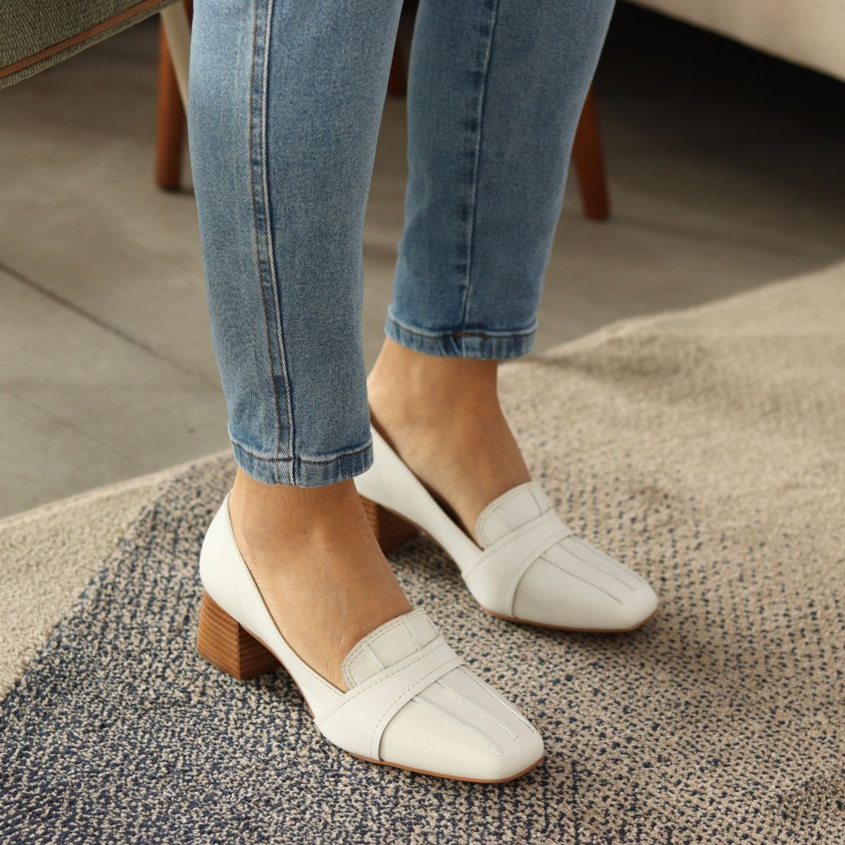 Scarpin Branco Bico Quadrado Detalhe Costuras Dina Mirtz | Melania