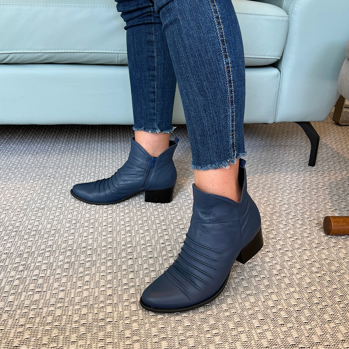 BOTA SALTO BAIXO CANO CURTO DINA MIRTZ REF 12779 Fino Raro